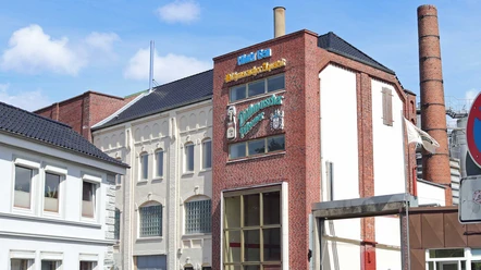 Dithmarscher-Brauerei-DT.jpg Backsteinbrauerei mit Schriftzug und Schornstein