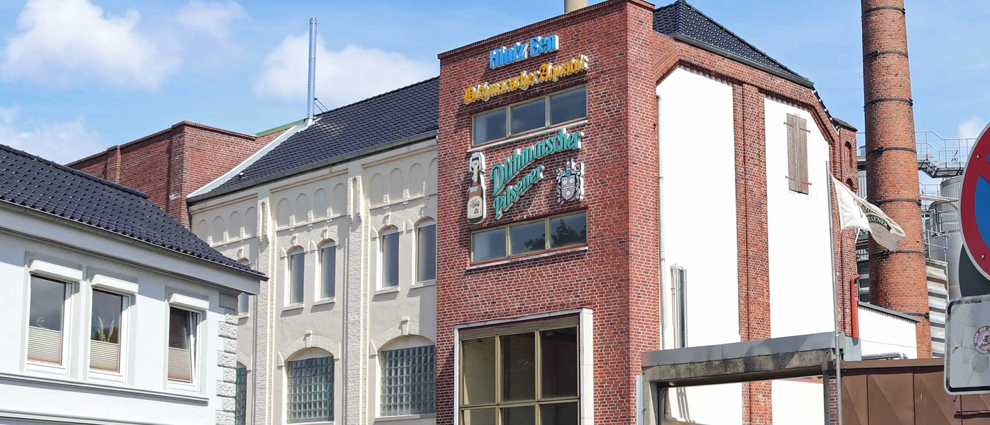 Dithmarscher-Brauerei-DT.jpg Backsteinbrauerei mit Schriftzug und Schornstein
