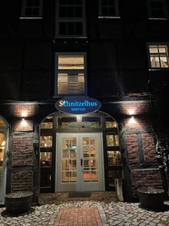 Eingangsbereich des Schnitzelhus bei Nacht Eingangsbereich des Schnitzelhus bei Nacht