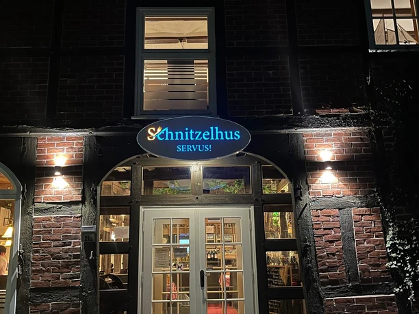 Eingangsbereich des Schnitzelhus bei Nacht Eingangsbereich des Schnitzelhus bei Nacht