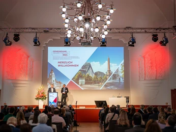 Ihre Tagung & Konferenz in Leipzig: Die Tagungspräsidenten Prof. Rainer Haak und Prof. Sebastian Hahnel begrüßen die rund 600 Teilnehmenden der DGZ und DGPro 2024 Tagung & Konferenz Leipzig Convention: Die Tagungspräsidenten Prof. Rainer Haak und Prof. Sebastian Hahnel begrüßen die rund 600 Teilnehmenden der DGZ und DGPro 2024Meeting & conference Leipzig convention: The conference presidents Prof. Rainer Haak and Prof. Sebastian Hahnel welcome the around 600 participants of the DGZ and DGPro 2024