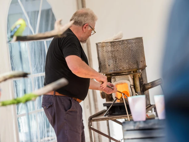 Glasstadtfest - 2023 Mann zeigt Live wie Glas hergestellt wird in Bad Driburg.