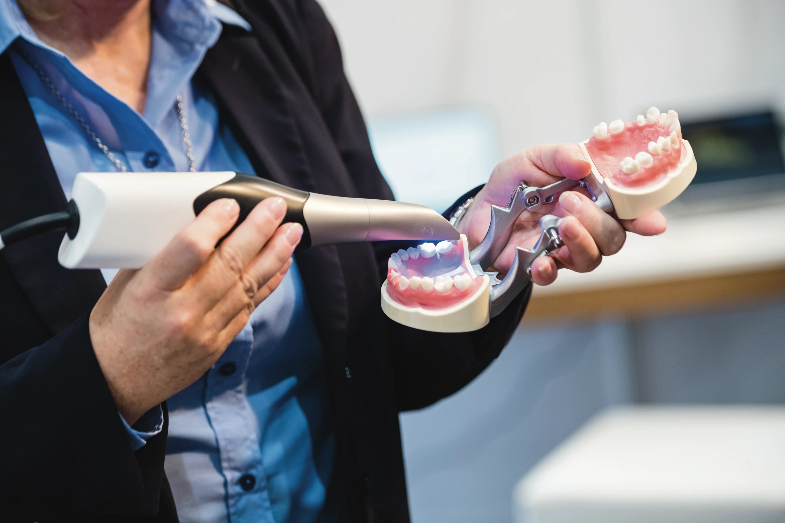 Your meeting & conference in Leipzig: Dental examination on the denture model during infotage FACHDENTAL Leipzig