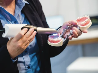 Your meeting & conference in Leipzig: Dental examination on the denture model during infotage FACHDENTAL Leipzig Meeting & conference Leipzig convention: Dental examination on the denture model during infotage FACHDENTAL Leipzig