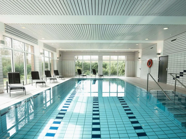 Schwimmbad mit Liegestühlen, im Hotel am Park Bad Driburg.