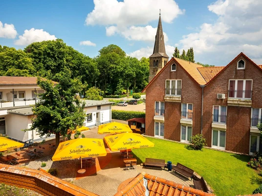 Innenhof - Hotel am Park Bad Driburg.jpg Vogelperspektive vom Innenhof im Hotel am Park Bad Driburg.