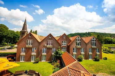 Innenhof 2 - Hotel am Park Bad Driburg.jpg Vogelperspektive vom Innenhof Hotel am Park Bad Driburg.