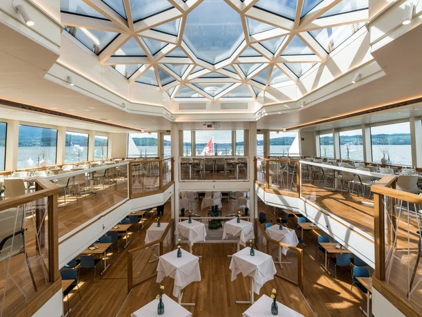 Heller Veranstaltungssaal auf einem SGV-Schiff mit Seeblick und Glasdach