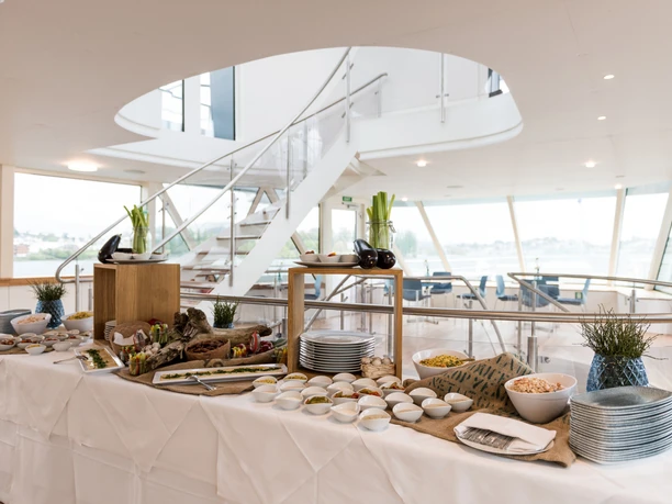 Buffet mit Vorspeisen im hellen Schiffsraum der SGV auf dem Vierwaldstättersee