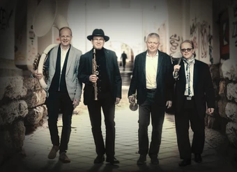 Besen Street Boys Bandmitglieder der Besen Street Boys mit ihren Instrumenten in einer Gasse