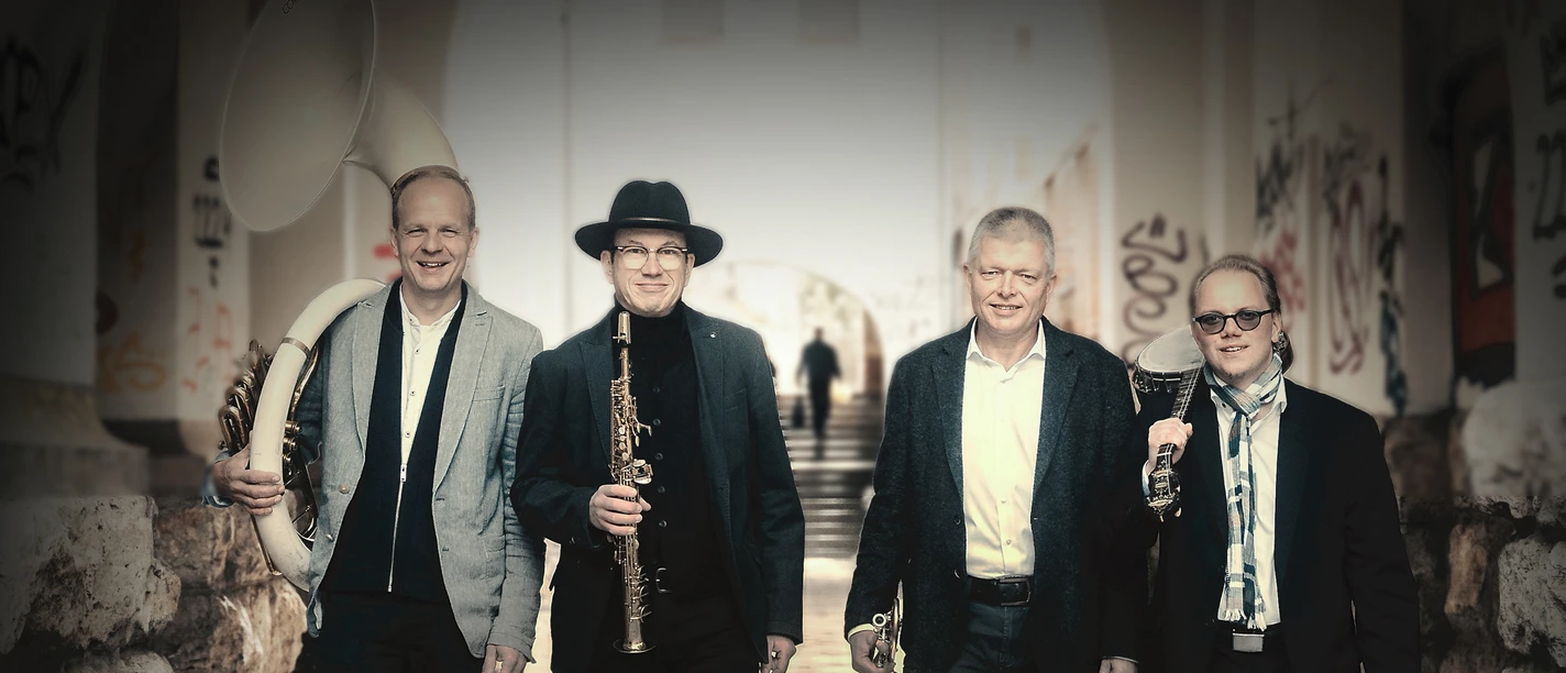 Besen Street Boys Bandmitglieder der Besen Street Boys mit ihren Instrumenten in einer Gasse