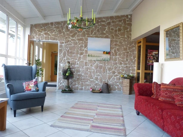 Eingangsbereich-Gaestehaus_Steker.jpg Großer Eingangsbereich mit Sitzgelegenheiten im Gästehaus Steker.