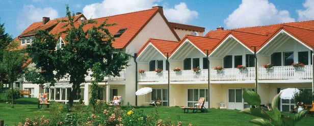 Außenaufnahme mit Garten vom Gästehaus Steker.