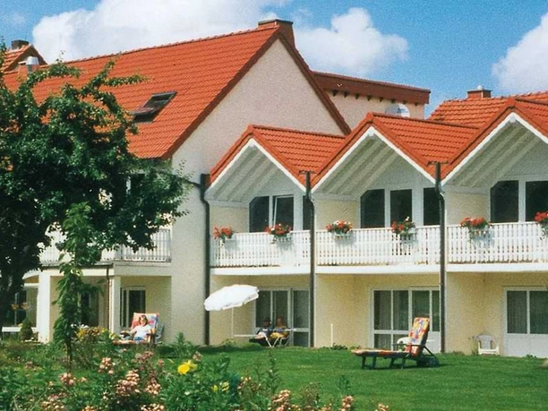 Gaestehaus_Steker_klein.jpg Außenaufnahme mit Garten vom Gästehaus Steker.