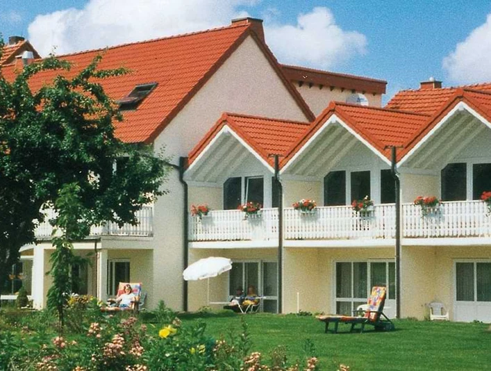 Gaestehaus_Steker_klein.jpg Außenaufnahme mit Garten vom Gästehaus Steker.