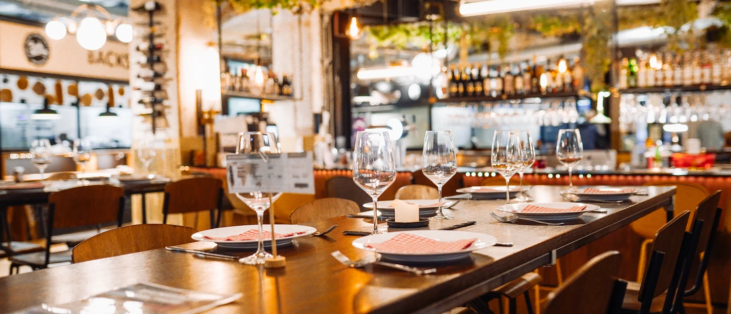 Ein stilvoll gedeckter Tisch in einem modernen Restaurant, umgeben von gemütlicher Atmosphäre.