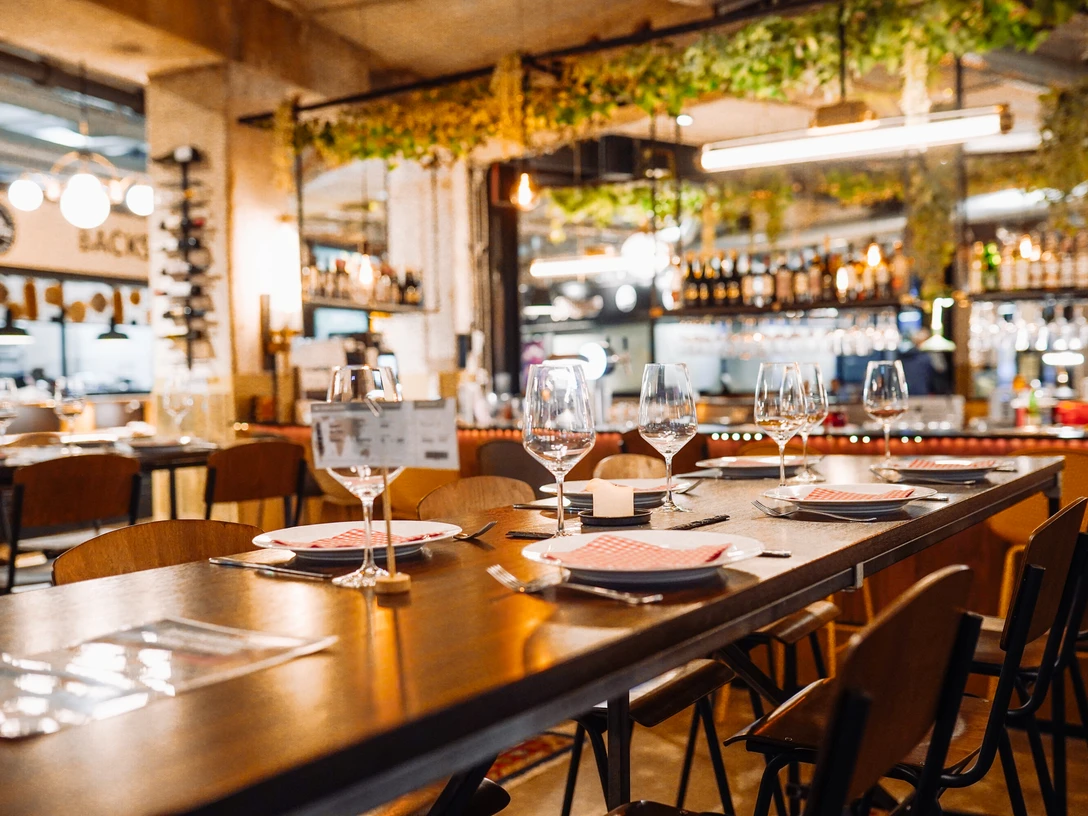 Bielefeld-Harms Markt-Teutoburger Wald-Bielefeld Marketing-Harms Markt Ein stilvoll gedeckter Tisch in einem modernen Restaurant, umgeben von gemütlicher Atmosphäre.