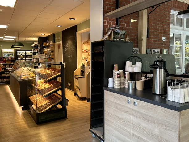 Klönstoawe Dorfladen in Brual ©Emsland Tourismus GmbH (3).JPEG Moderner Dorfladen mit Brot- und Backwarentheke, Kaffeeausschank und Regalen mit regionalen Produkten