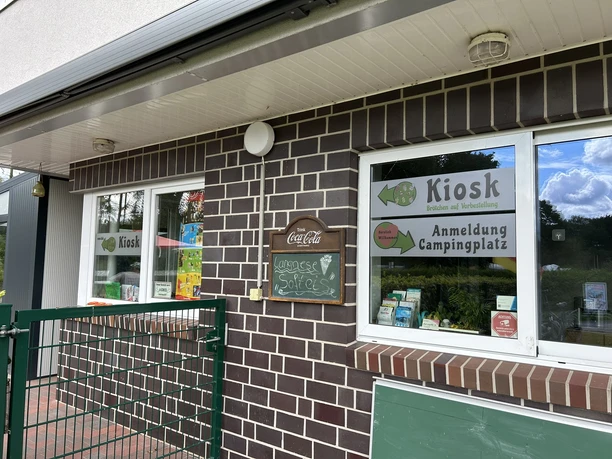 Campingplatz die Bantus Surwold ©Emsland Tourismus GmbH (7).JPEG Backsteinfassade mit Fenstern und Schildern für Kiosk und Anmeldung des Campingplatzes in Surwold