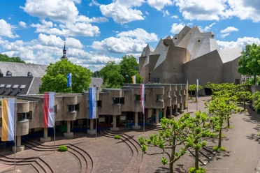 Mariendom Neviges in Velbert-Neviges Mariendom Neviges in Velbert-Neviges, modernes Betongebäude mit geometrischen Formen und umgebender Natur.