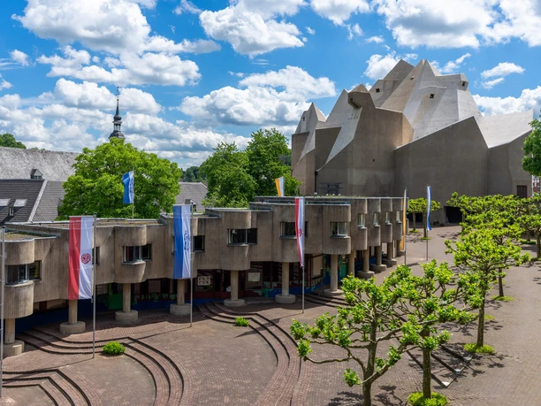 Mariendom Neviges in Velbert-Neviges Mariendom Neviges in Velbert-Neviges, modernes Betongebäude mit geometrischen Formen und umgebender Natur.