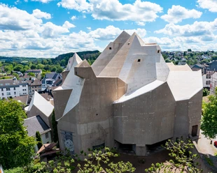 Neviges Mariendom Panoramaansicht Monumentale Betonarchitektur des Mariendoms Neviges, umgeben von Stadtlandschaft.