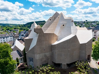 Neviges Mariendom Panoramaansicht Monumentale Betonarchitektur des Mariendoms Neviges, umgeben von Stadtlandschaft.