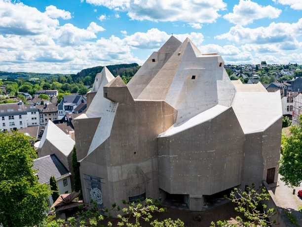 Neviges Mariendom Panoramaansicht Monumentale Betonarchitektur des Mariendoms Neviges, umgeben von Stadtlandschaft.