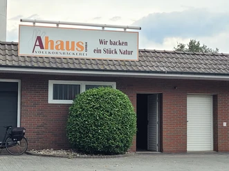 Vollkornbäckerei Ahaus ©Emsland Tourismus GmbH.jpg Backsteingebäude der Vollkornbäckerei Ahaus mit Firmenschild und Fahrrad vor dem Eingang.