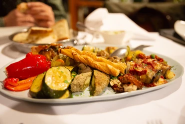 Cristallo Antipasti Mit verschiedenen Antipasti gefüllter Teller