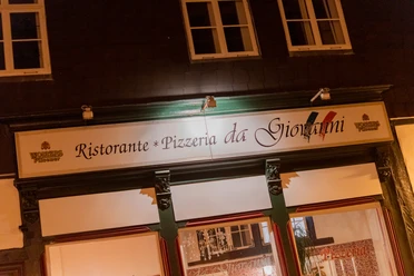 Da Giovanni Außen Außenansicht bei Nacht, beleuchtetes Schild am Gebäude: Ristorante Pizzeria da Giovanni