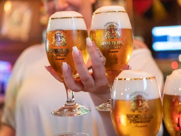 Fritz Unfassbar Anders Bier Frischgezapftes Bier in der Hand der Servicekraft