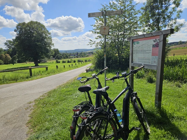 Zwei Fahrräder stehen am Infoschild auf dem Weg nach Alhausen.