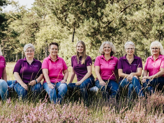team-schneverdingen-touristik.jpg Gruppenfoto der Mitarbeiterinnen der Schneverdingen Touristik