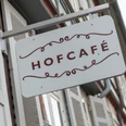 Hofcafé Schild Nahaufnahme eines Schilds mit Aufschrift "Hofcafé" an einem Fachwerkhaus