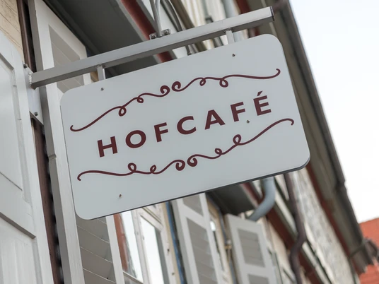 Hofcafé Schild Nahaufnahme eines Schilds mit Aufschrift "Hofcafé" an einem Fachwerkhaus