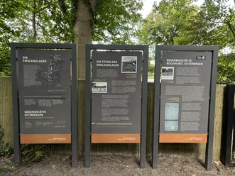 Begräbnisstätte Bockhorst ©Emsland Tourismus GmbH (1).JPEG Drei Informationstafeln zur Begräbnisstätte Bockhorst im Grünen mit Texten und historischen Fotos