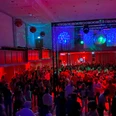 UE30-Party-Kurhaus-Bad-Aibling-2.jpg Tanzende Menge im bunt beleuchteten Kurhaussaal