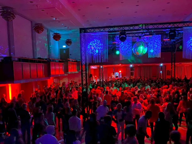 UE30-Party-Kurhaus-Bad-Aibling-2.jpg Tanzende Menge im bunt beleuchteten Kurhaussaal