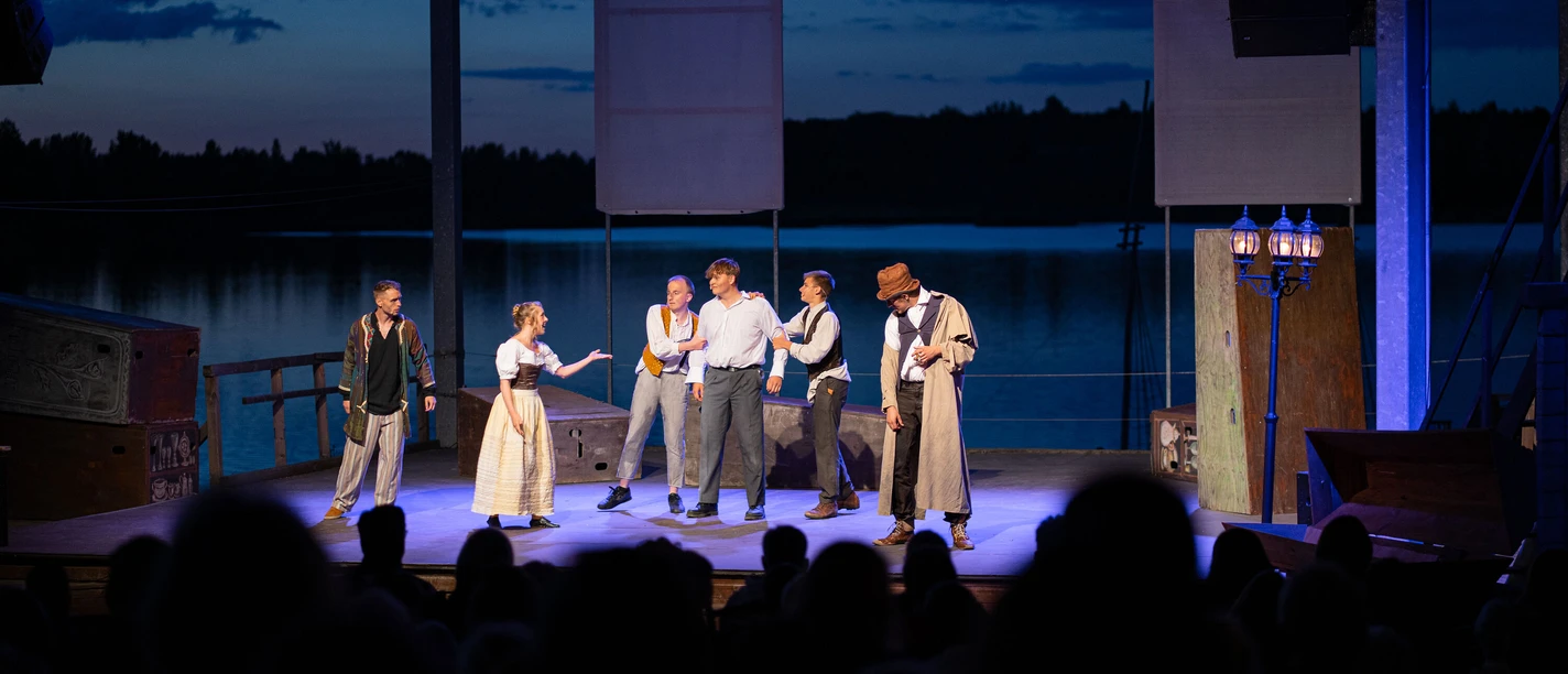 Biedermeierstrand Hayna - Ausflugsziele in Leipzig und Region The picture shows a performance on the Kriebstein lake stage.