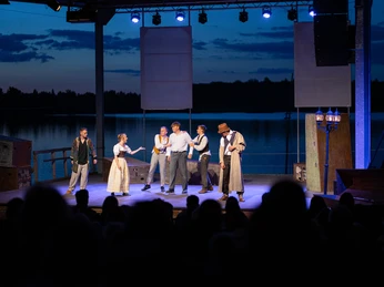 Biedermeierstrand Hayna - Ausflugsziele in Leipzig und Region Das Bild zeigt eine Vorführung auf der Seebühne Kriebstein.The picture shows a performance on the Kriebstein lake stage.Na snímku je představení na jevišti u jezera Kriebstein.Zdjęcie przedstawia występ na scenie nad jeziorem Kriebstein.De foto toont een optreden op het podium van het Kriebstein meer.L'immagine mostra uno spettacolo sul palco del lago di Kriebstein.