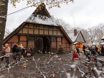 historischer-weihnachtsmarkt-bad-zwischenahn-bauernhaus.jpg