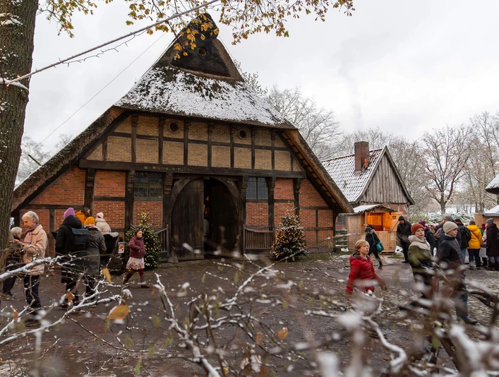 historischer-weihnachtsmarkt-bad-zwischenahn-bauernhaus.jpg