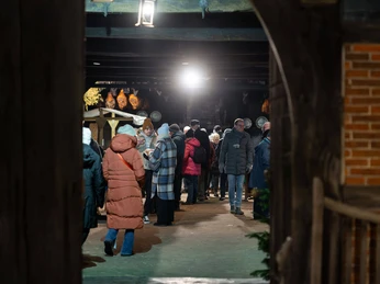 historischer-weihnachtsmarkt-bad-zwischenahn-bauernhaus-eingang.jpg Menschen in Winterkleidung besuchen abends den historischen Weihnachtsmarkt im Bauernhaus Bad Zwischenahn.People in winter clothing visit the historic Christmas market at the Bad Zwischenahn farmhouse in the evening.Folk i vintertøj besøger det historiske julemarked på gården Bad Zwischenahn om aftenen.Mensen in winterkleding bezoeken 's avonds de historische kerstmarkt bij de boerderij Bad Zwischenahn.