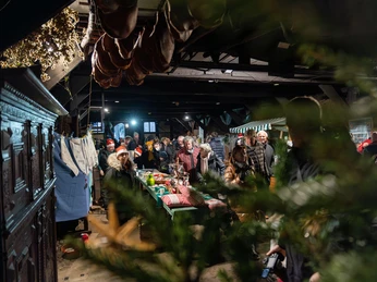 historischer-weihnachtsmarkt-bad-zwischenahn-bauernhaus-handwerkerkunst.jpg Menschen besuchen weihnachtlich geschmückten Markt in historischem Bauernhaus mit Handwerksständen.People visit a market decorated for Christmas in a historic farmhouse with craft stalls.Folk besøger et julepyntet marked i et historisk bondehus med boder med kunsthåndværk.Mensen bezoeken een kerstmarkt in een historische boerderij met ambachtelijke kraampjes.