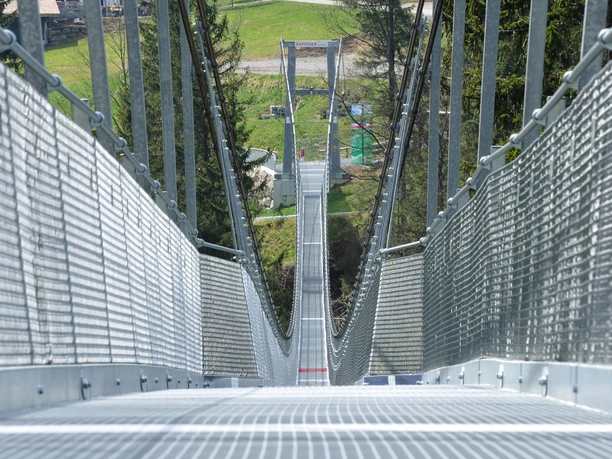 fussgängerhängebrücke-adventure-und-action-erlebnisregion-mythen_3.jpg