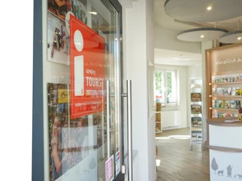 Tourist-Information-Bispingen Der Eingangsbereich der Tourist-Information Bispingen zeigt Broschürenstände und ein "Herzlich Willkommen"-Schild.The entrance area of the Bispingen tourist information office features brochure stands and a "Welcome" sign.Indgangspartiet til Bispingen Turistinformation har brochurestativer og et "Velkommen"-skilt.Bij de ingang van het Bispingen Tourist Information Centre staan brochurestandaards en een bord met "Welkom".