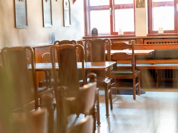 Schloss- Schänke Innenansicht Innenbereich, rustikale Holztische und -stühle