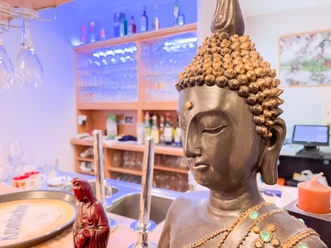 Viet Thaise budda figuur bij de toonbank