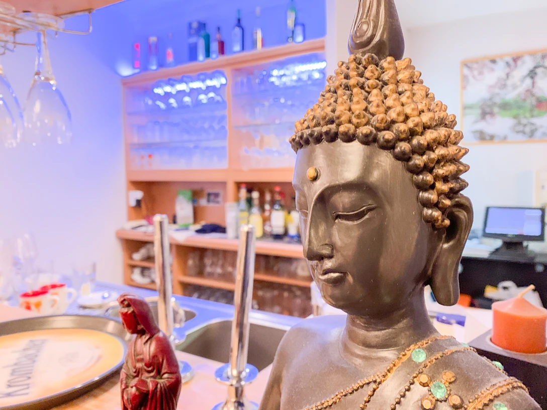 Viet Thai Buddafigur am Tresen